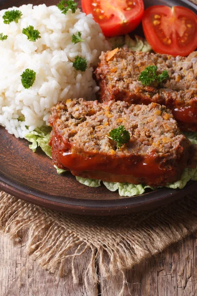 Polpettone con riso e verdure su un piatto primo piano, verticale — Foto Stock