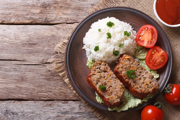 Trozos de pan de carne y arroz, verduras en un plato vista superior —  Fotos de Stock