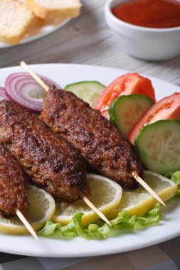ketçap ve taze sebze dikey kebap