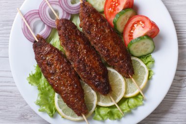 Bir tabakta sebze ile kavrulmuş kebap. Üstten Görünüm