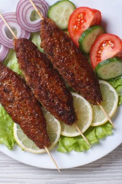 Izgara kebap sebze yakın çekim ile. Üstten Görünüm dikey