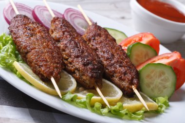Kıyma ve taze sebze üç kebap 