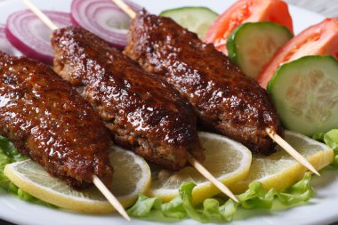 limon ve sebzeler lezzetli kebap 