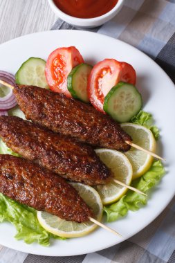 kebap sebze ve ketçap closeup ile. Dikey Üstten Görünüm