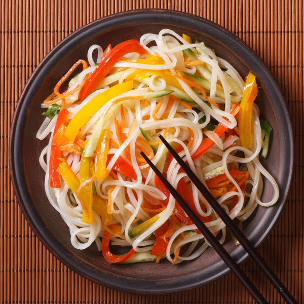Noodles ρυζιού με λαχανικά σε ένα κοντινό πλάνο πλάκα. κάτοψη — Φωτογραφία Αρχείου