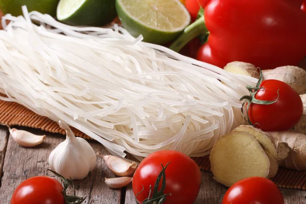 Noodles ρυζιού με φυτικά συστατικά close-up — Φωτογραφία Αρχείου