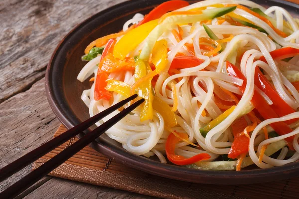 Rice noodles with peppers, carrots and zucchini closeup — Stock Photo, Image