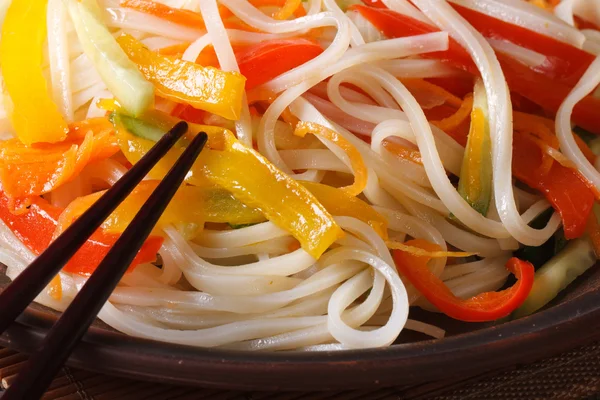 Rice noodles with peppers, carrots and zucchini macro — Stock Photo, Image