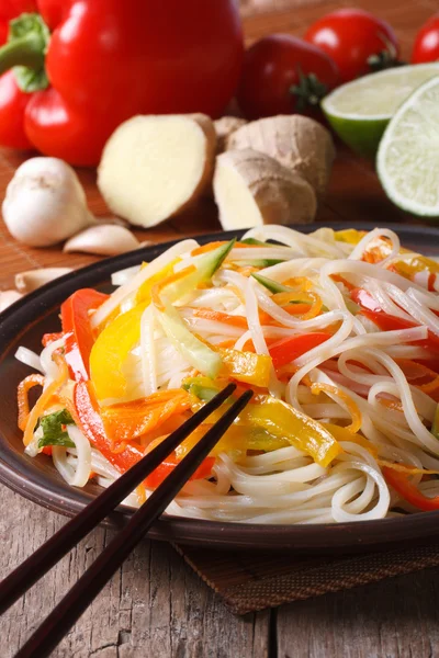 Rijstnoedels met groenten en ingrediënten. Verticaal — Stockfoto