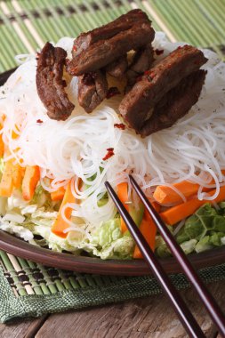 Et ve sebze dikey ile pirinç noodle salata