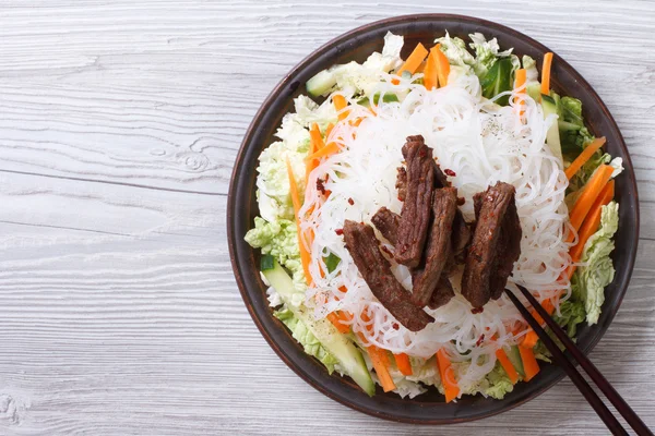 Ensalada china con fideos de arroz, carne y verduras vista superior — Foto de Stock