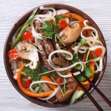 Pirinç Noodle ile mantar, et, sebze yakın çekim Üstten Görünüm