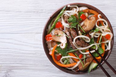 et, sebze ve shiitake üstten görünüm ile pirinç noodle