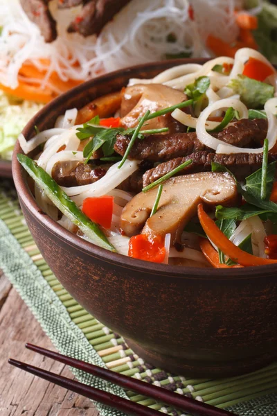 Salade de nouilles de riz avec shiitake et légumes. Vertical — Photo