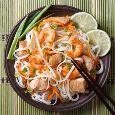 tavuk, karides ve sebze closeup ile pirinç noodle