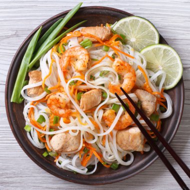 tavuk, karides ve sebze ile pirinç noodle salata