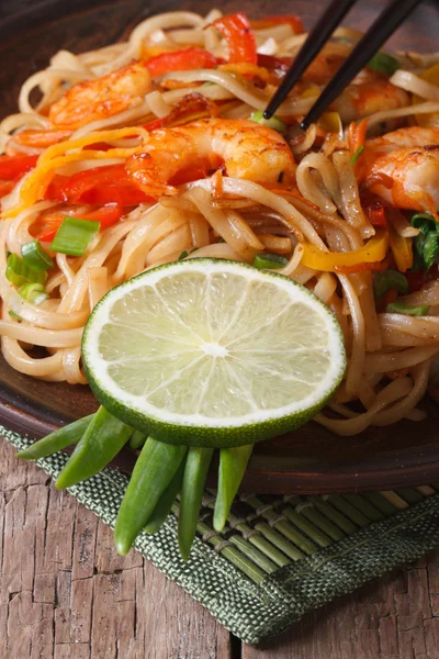 Deliziose tagliatelle di riso con gamberetti e verdure verticali — Foto Stock