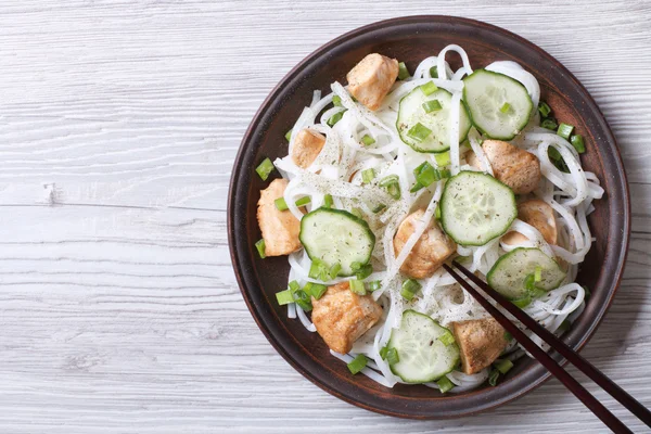 Salad mie beras dengan daging ayam dan mentimun pemandangan atas — Stok Foto