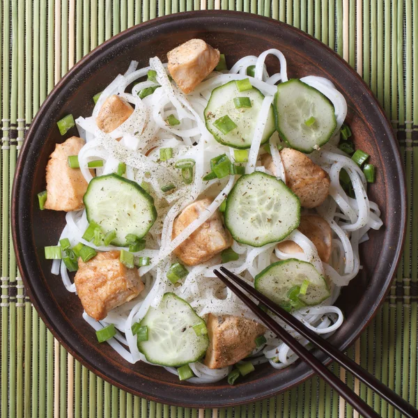 Rijstnoedels met kip en groenten close-up bovenaanzicht — Stockfoto