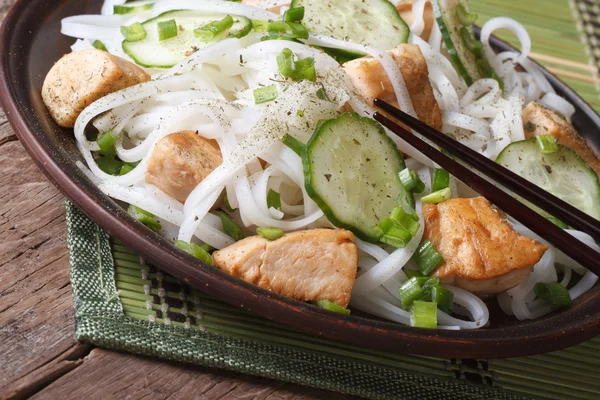 Tagliatelle di riso con pollo e verdure da vicino — Foto Stock