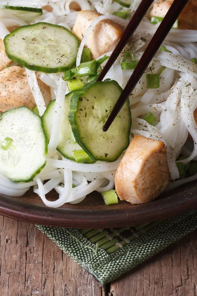 Delicious rice noodles with chicken and cucumbers vertical — Stock Photo, Image