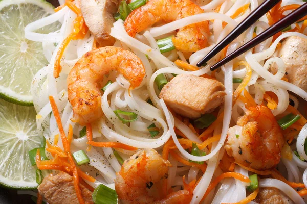 Rice noodles with seafood and chicken, vegetables macro — Stock Photo, Image