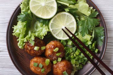 Balık topları ile salata ve chopsticks yakın çekim. Üstten Görünüm