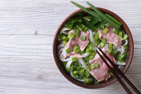 Zuppa vietnamita Pho Bo con carne di manzo da vicino. vista dall'alto — Foto Stock