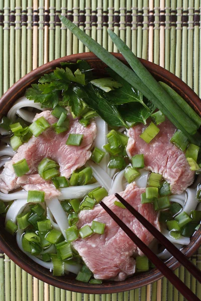 Vietnamci Pho Bo polévka s hovězí vzácné closeup. pohled shora — Stock fotografie