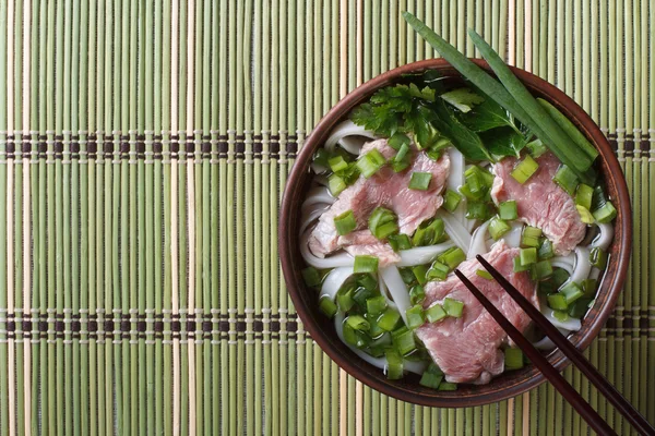 Sopa vietnamita Pho Bo con carne rara, fideos de arroz y fresco él — Foto de Stock