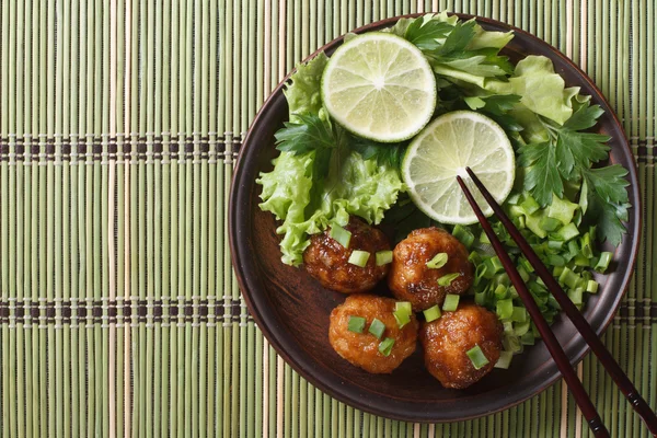 Bolas de pescado asiáticas tradicionales con primer plano de ensalada. vista superior horizo — Foto de Stock