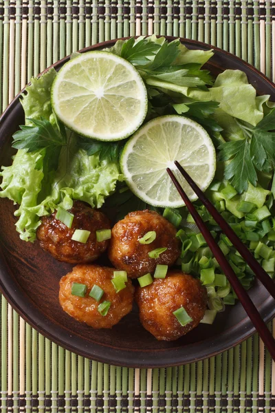 Vis ballen in currysaus met kalk bovenaanzicht verticaal — Stockfoto