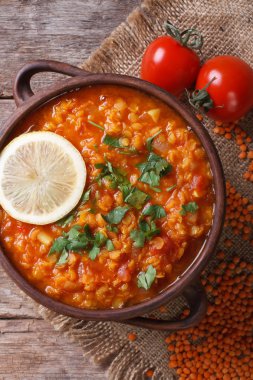 Kırmızı mercimek çorbası ile limon ve maydanoz dikey Üstten Görünüm