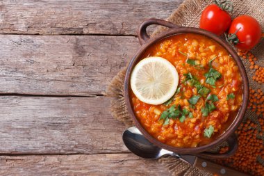 Kırmızı mercimek çorbası yukarıdan limon yatay Manzaralı
