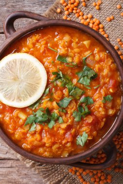 Limon ve taze otlar dikey kırmızı mercimek çorbası. Üstten Görünüm