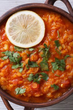 Kırmızı mercimek ve domates makro dikey çorbası. Üstten Görünüm