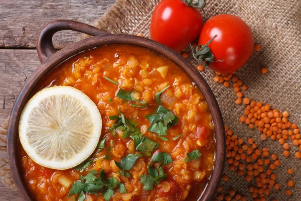 Sopa de lentilha vermelha com tomates e limão horizontal. vista superior — Fotografia de Stock