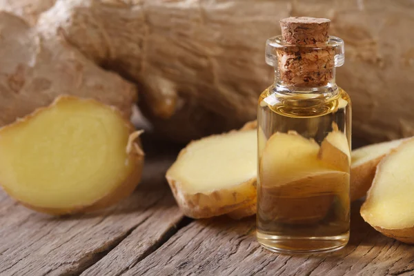 Aceite de jengibre en una botella de vidrio con macro corcho —  Fotos de Stock