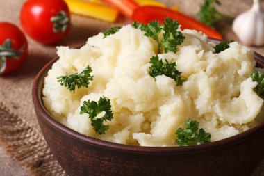 Masanın üzerine maydanoz closeup ile lezzetli patates püresi 