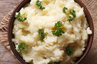 bir kase makro üstten görünüm maydanoz ile patates püresi 