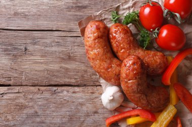 Sebzeli ızgara sosis kadar yatay üst Görünümü Kapat 