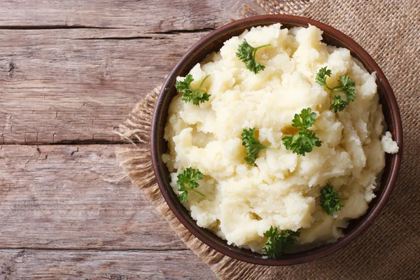 Forró burgonyapürével, petrezselyem, egy tál közeli. szemközti nézet — Stock Fotó