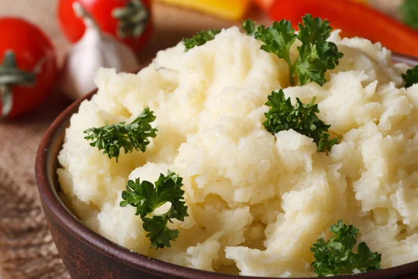 Delicioso puré de papas en un bol macro horizontal. rústico — Foto de Stock