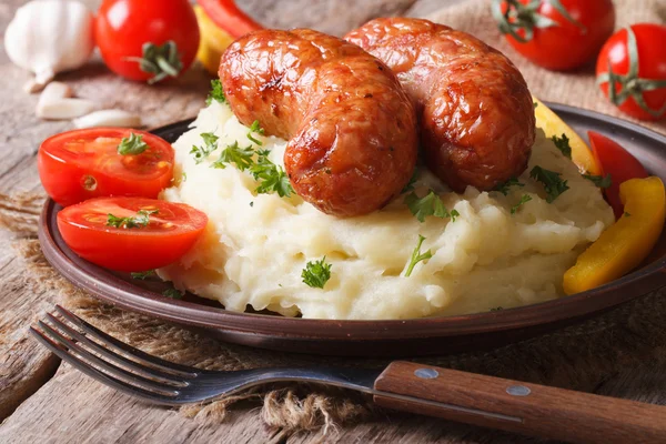 Delicious sausages with mashed potatoes and fresh vegetables — Stock Photo, Image