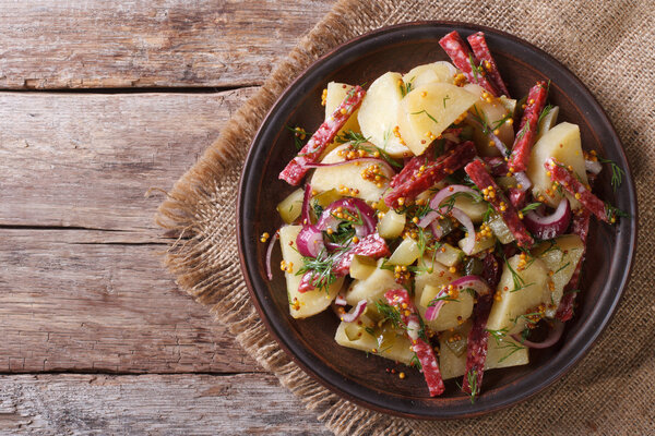 Немецкий картофельный салат вблизи горизонтального вида сверху. деревенский стиль
