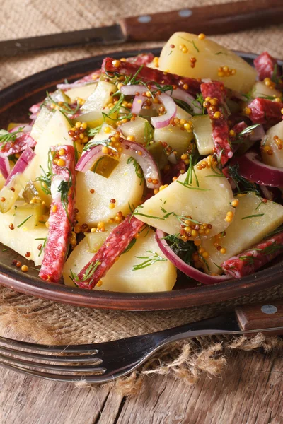 Salat aus gekochten Kartoffeln mit Salami und Dill senkrecht — Stockfoto