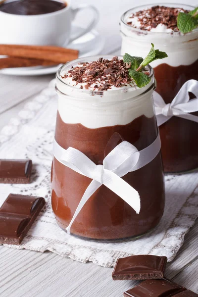 Csokoládé mousse-val a felvert tejszín közelről. Függőleges — Stock Fotó