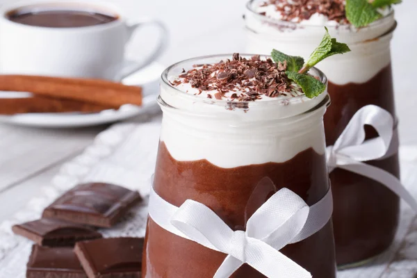Csokoládé mousse tejszínhabbal és menta — Stock Fotó