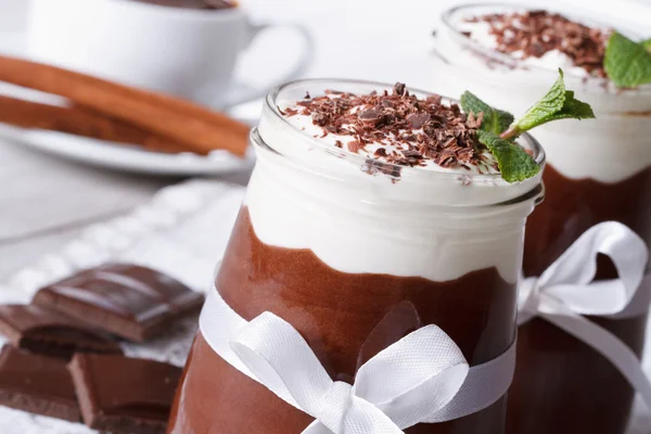 Csokoládé desszert egy pohár jar közelről tejszínhabbal — Stock Fotó