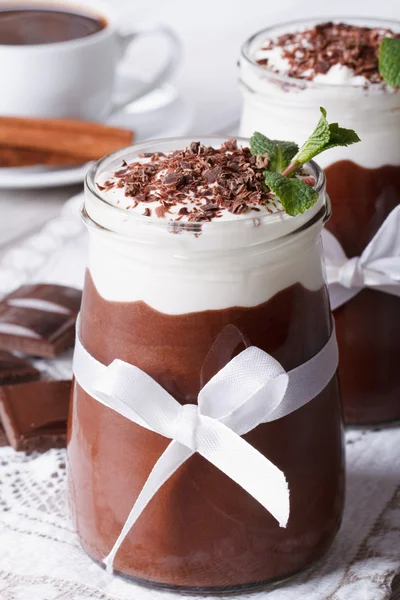 Sobremesa de chocolate com chantilly e café, vertical — Fotografia de Stock